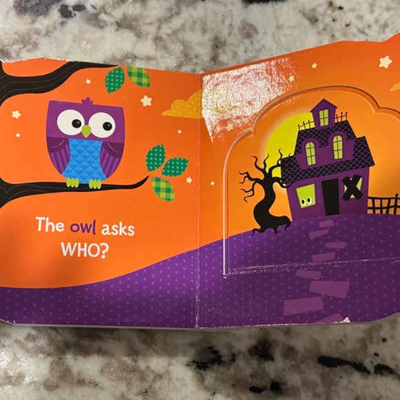 *GENTLY USED* Babies Love Halloween: Lift a Flap Board Book - Picture 5 of 6